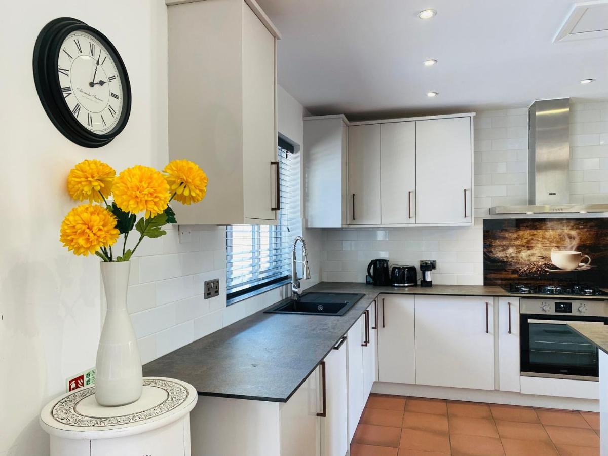 5 Bedroom Bungalow Ascot Racecourse Exterior photo